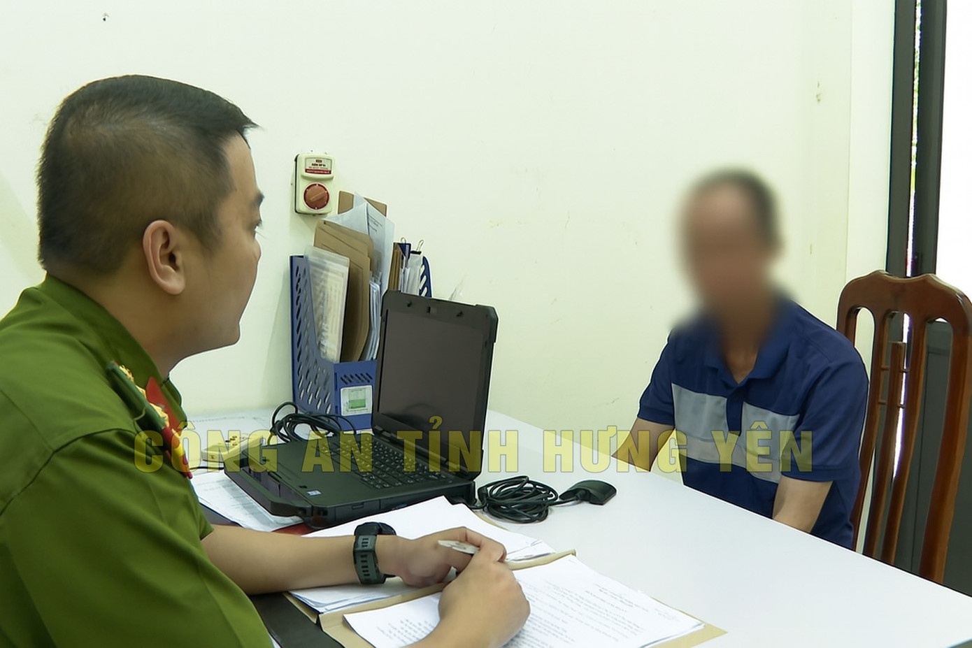 Khoi to vu bo bao hanh con de vi ‘me khong gui tien ve’ hinh anh