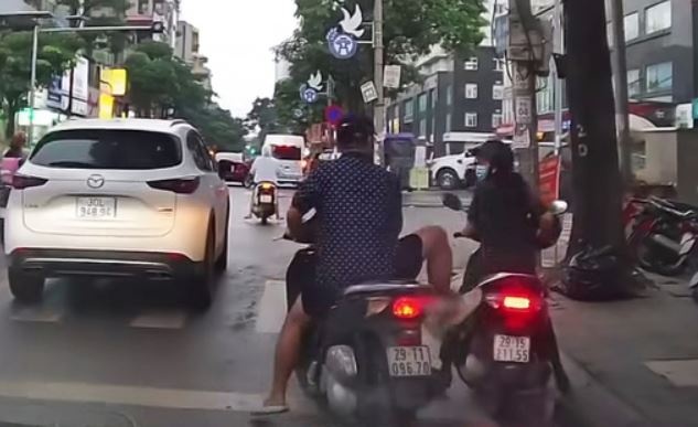 Xac minh ke di xe may khong doi mu bao hiem, co tinh ‘huc’ mot phu nu hinh anh