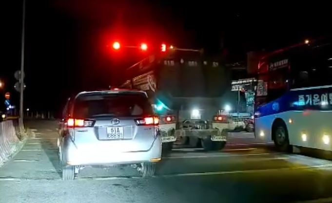 Xe dau keo vuot den do o TP.HCM hinh anh