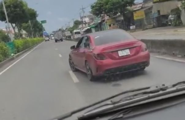 Xe Mercedes 'quay' tren duong o TP.HCM hinh anh