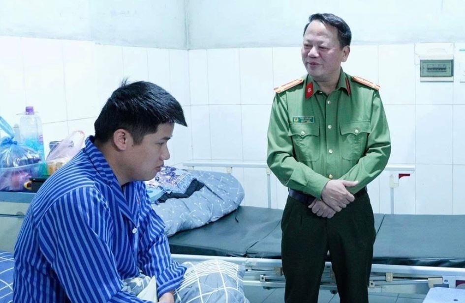 Dai uy cong an bi thuong khi cuu chau nho bi doi tuong ke dao vao co hinh anh