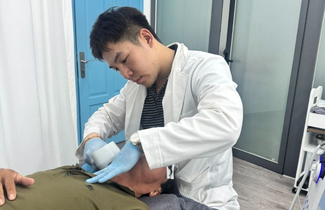 Nhom bac si dom bien nuoc cat thanh ‘thuoc dac tri’, lua hon 17 ty hinh anh