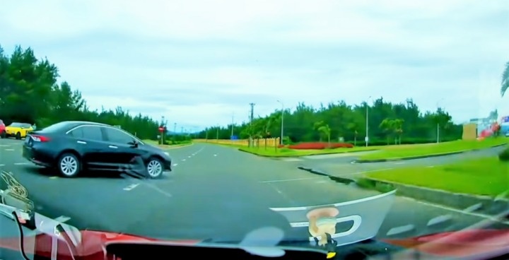 Xac minh clip xe bien xanh di nguoc chieu, sang duong au o Dak Lak hinh anh