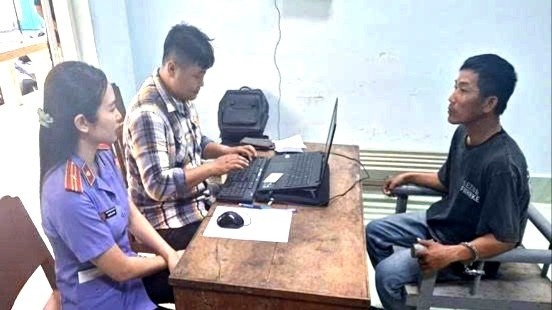 Hai nguoi dan bi ten cuop dam trong thuong khi ap giai doi tuong hinh anh