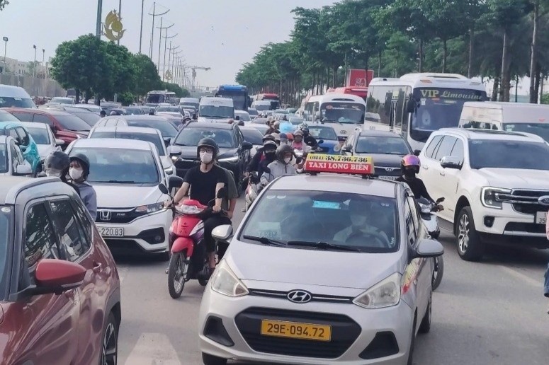 Dong xe ken cung nga duong toi Trien lam Quoc gia truoc ngay be mac hinh anh