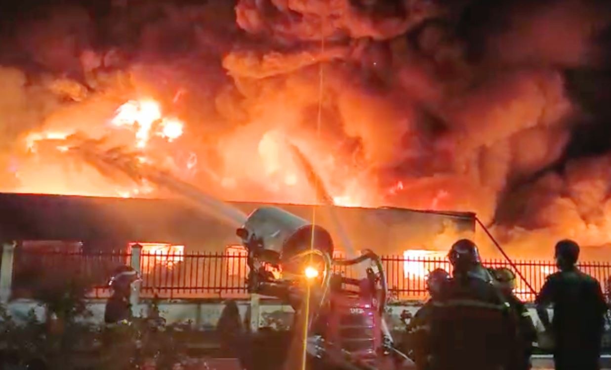 Hang chuc nguoi va robot xuyen dem dap lua vu chay o Do Son hinh anh