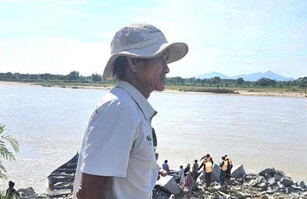 Lat xuong tren song, chong bat luc nhin vo chim dan hinh anh