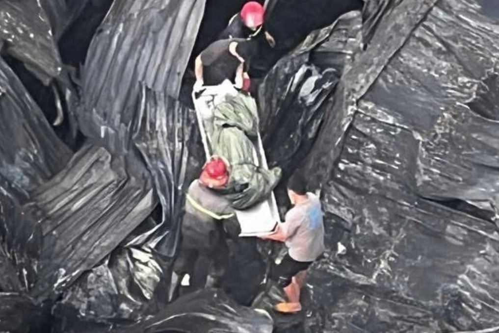 Tim thay mot thi the trong dam chay xuong son o TP.HCM hinh anh