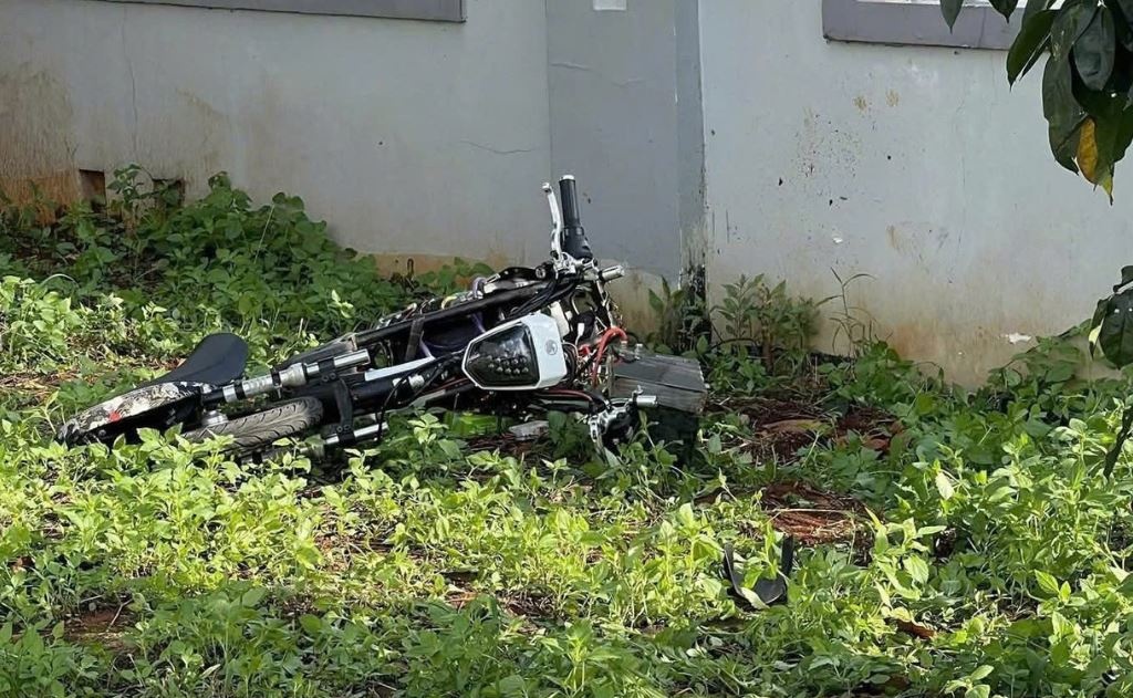 Mot hoc sinh di xe dien trong truong, tong vao tuong tu vong hinh anh