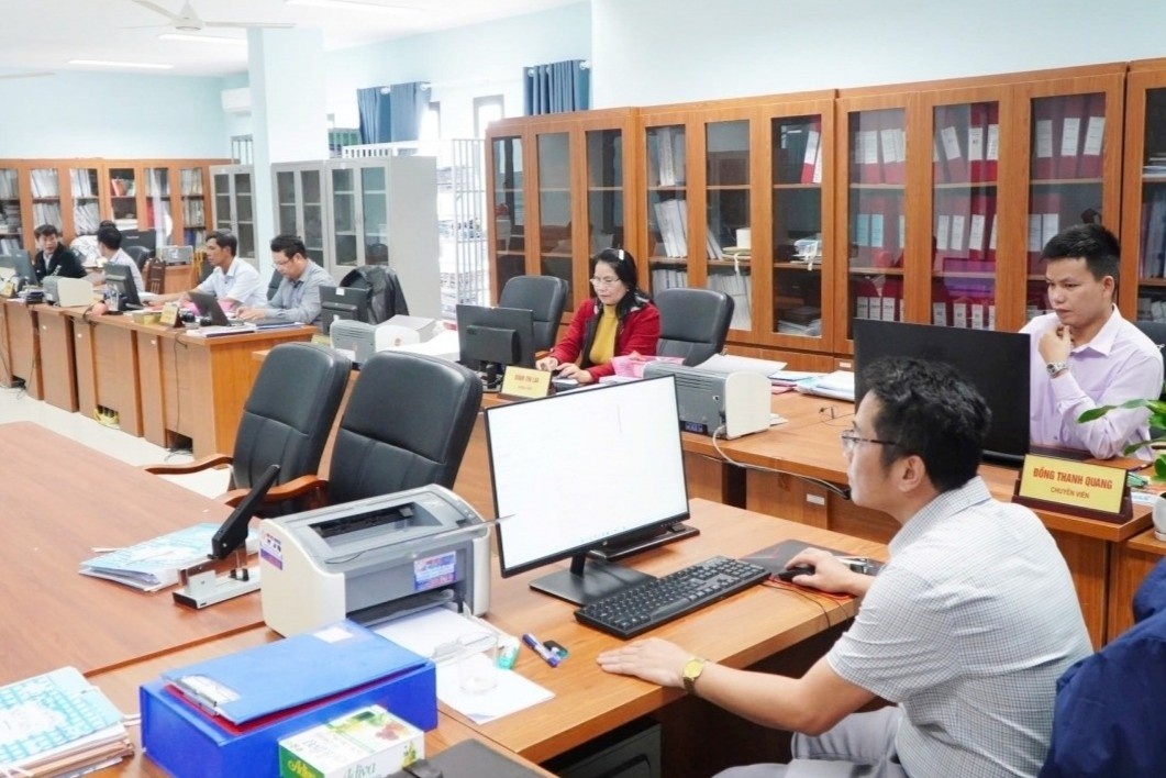 Da Nang giai quyet cho gan 3.000 nguoi nghi huu, thoi viec hinh anh