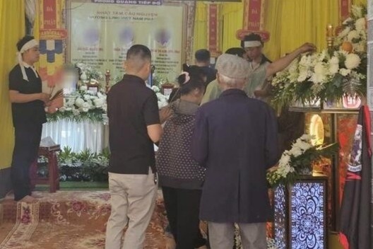 Tham an o Dak Lak: Quan long be gai 3 tuoi khoc doi ba me hinh anh