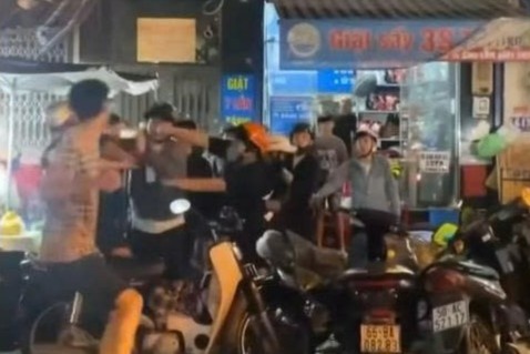 Clip 10 thanh nien danh doi nam nu trong vu 'giat co hon' hinh anh