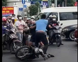 Clip thanh nien lai xe Volkswagen danh ong lao gay phan no hinh anh