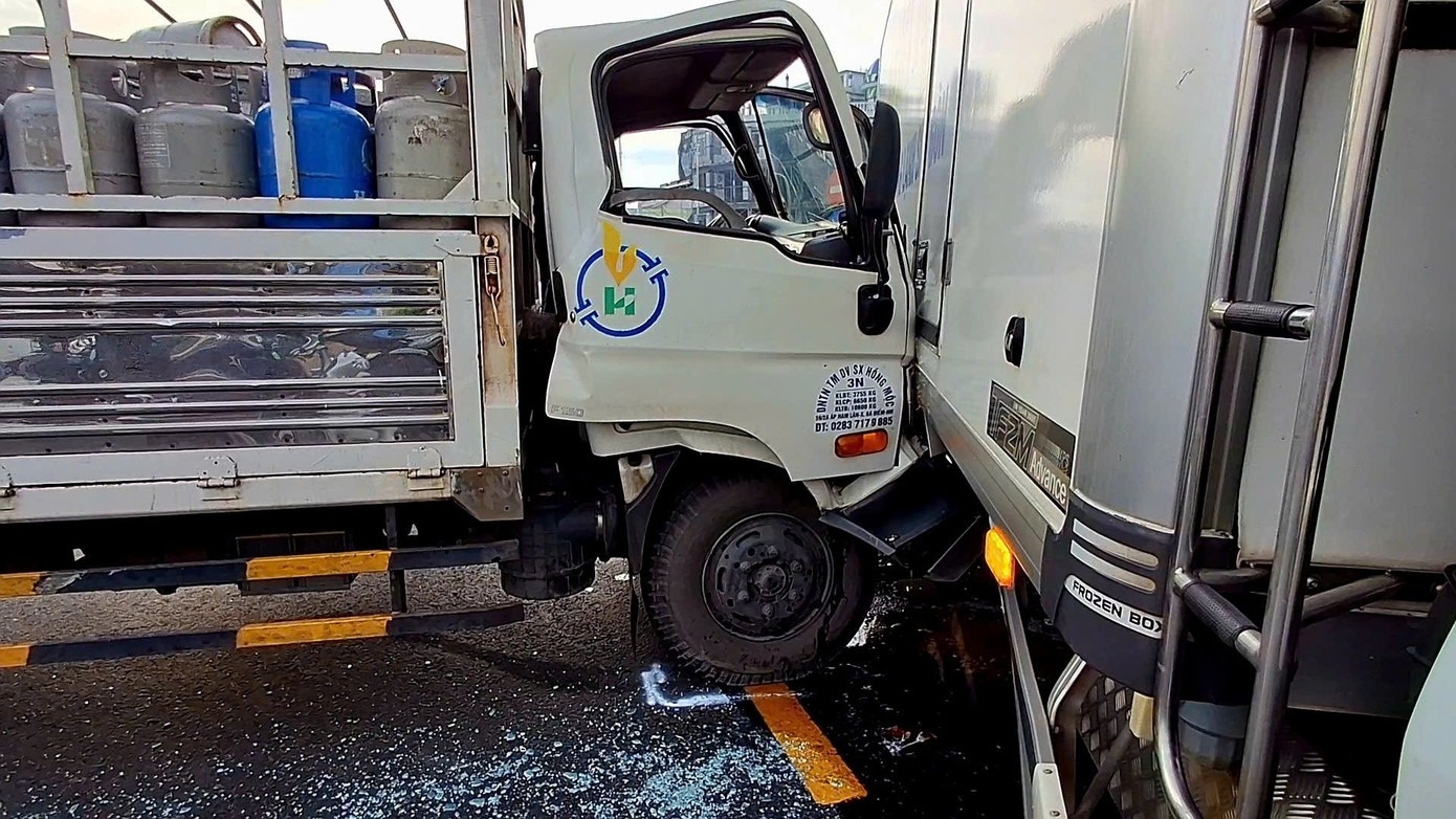 Hai xe tai dam nhau giua nga tu, Quoc lo 1A un tac keo dai hinh anh