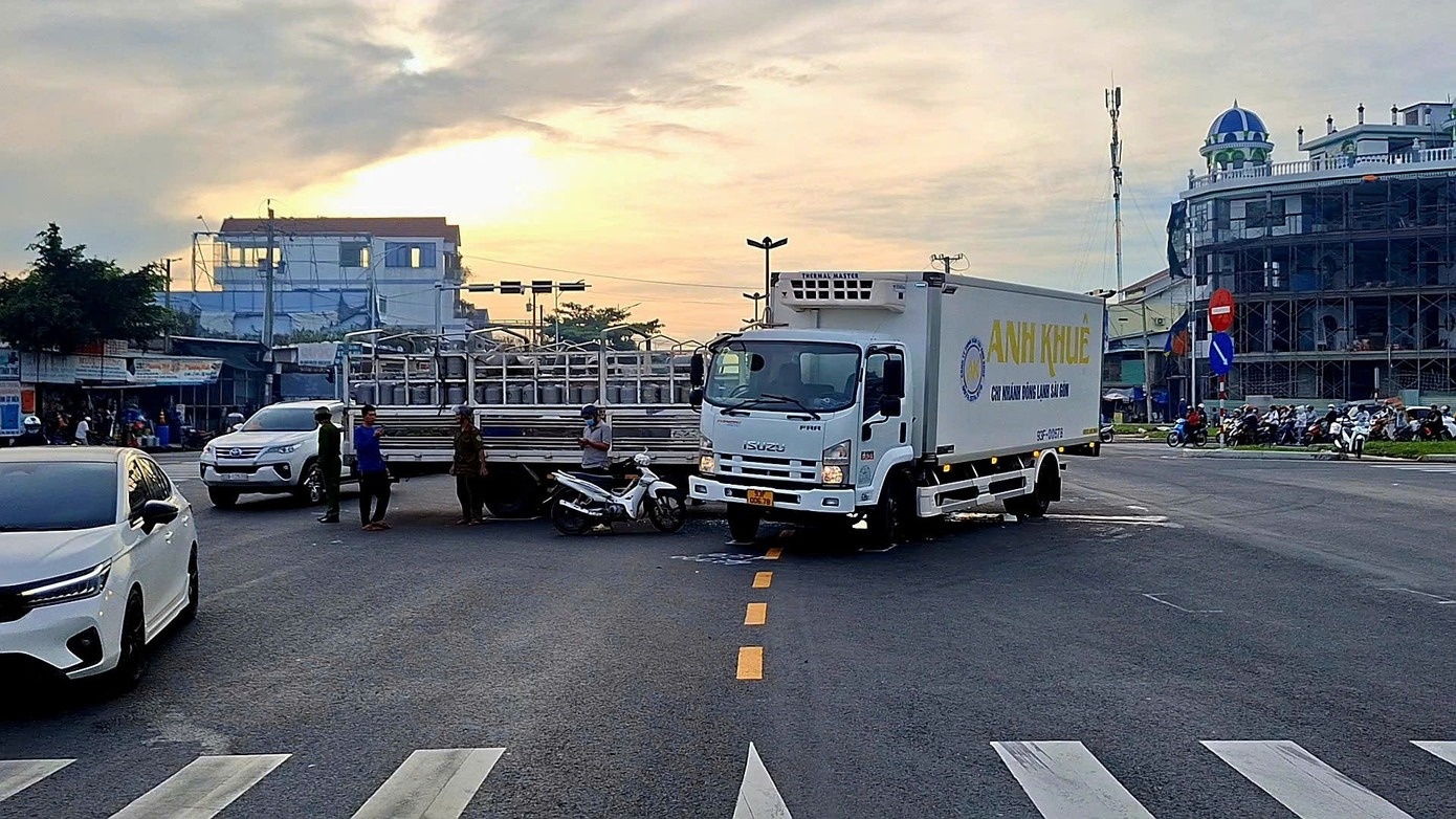 xe tải đâm nhau ảnh 2 xe tai dam nhau anh 2