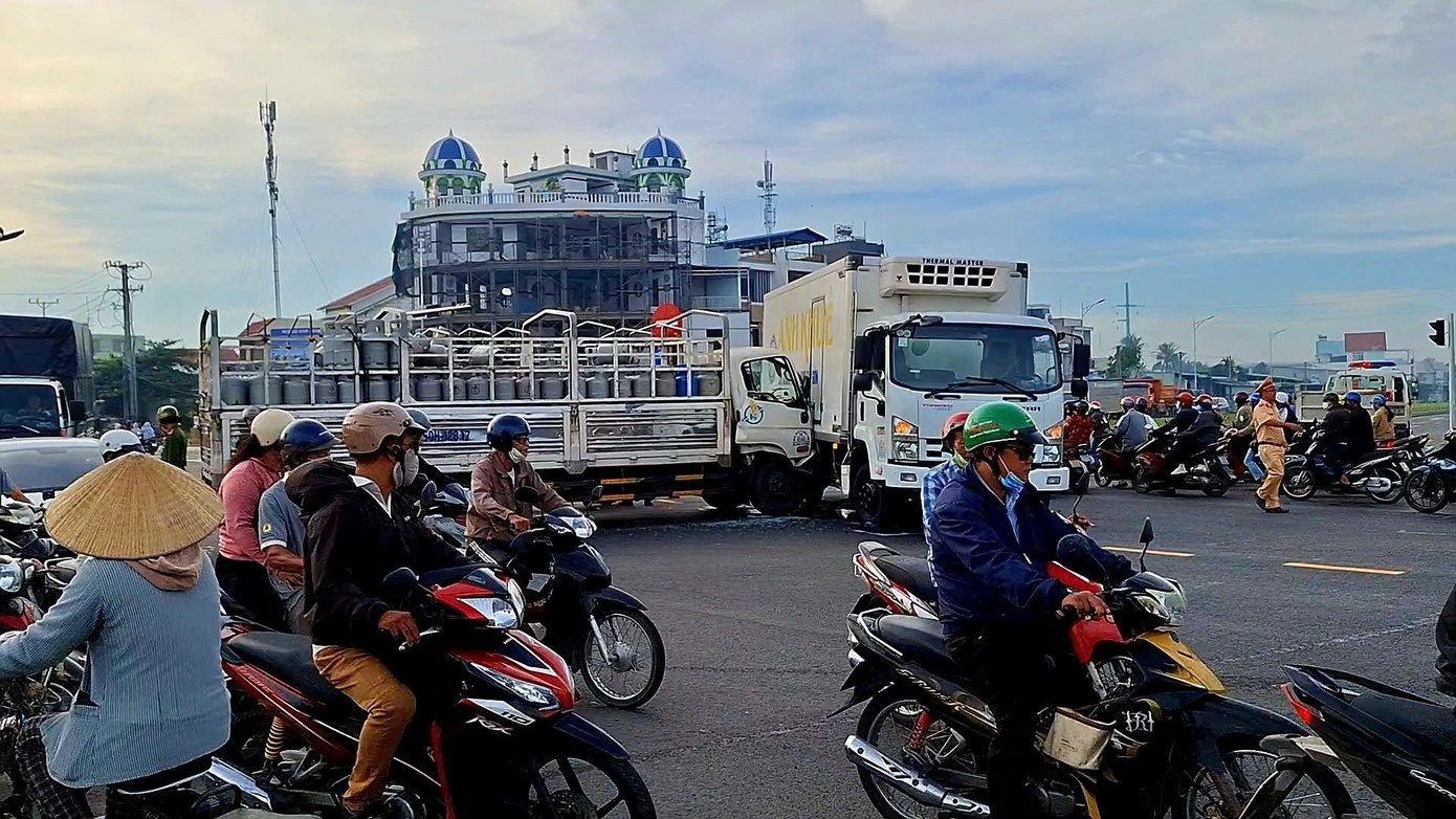 xe tải đâm nhau ảnh 3 xe tai dam nhau anh 3