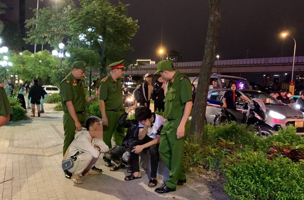 Bat nhom thanh thieu nien mang hung khi nao loan duong pho hinh anh
