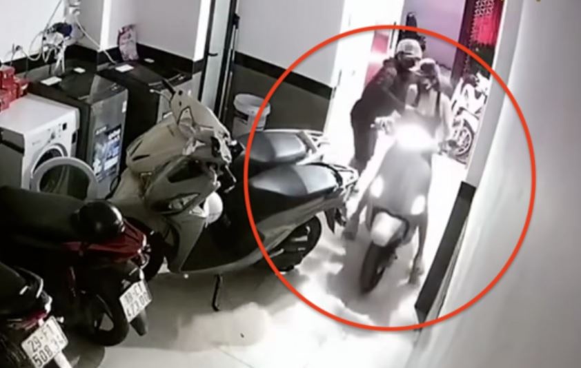 Bat ten 'yeu rau xanh' cuop tui xach, sam so co gai o Ha Noi hinh anh