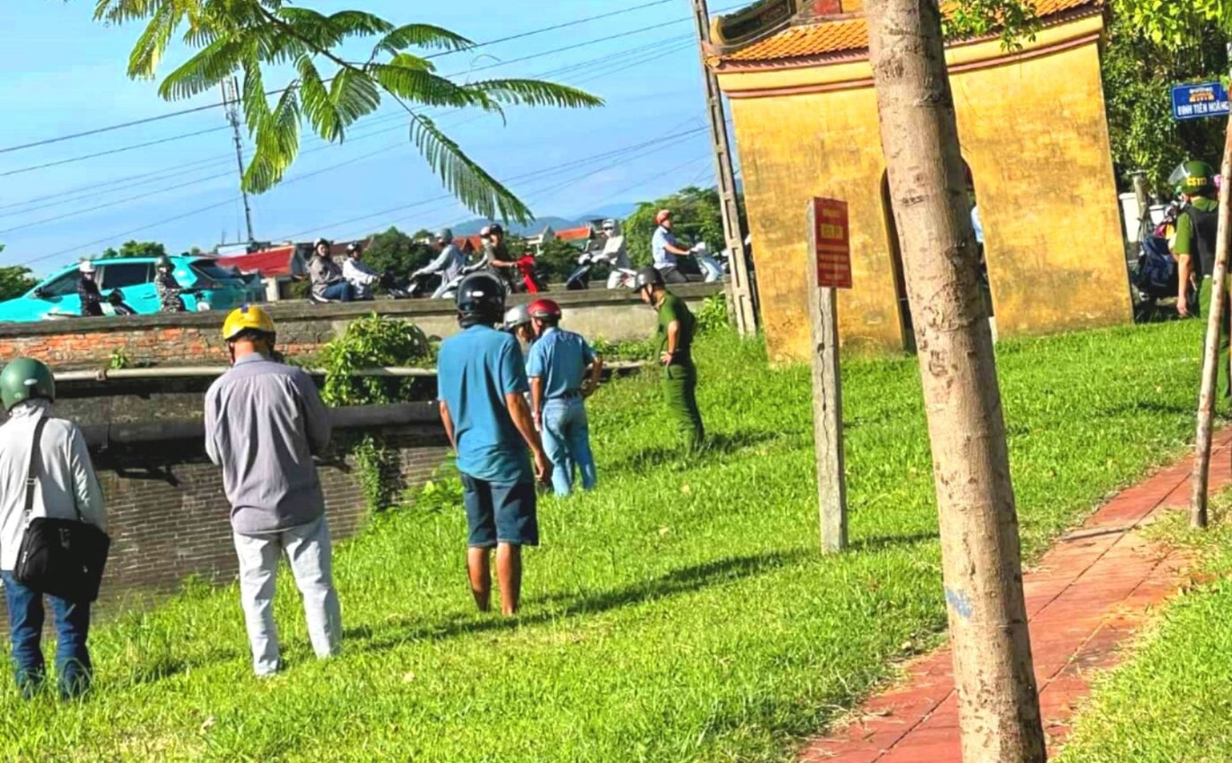 ‘Nghich tu’ tan cong me va nguoi than roi nhay xuong song hinh anh