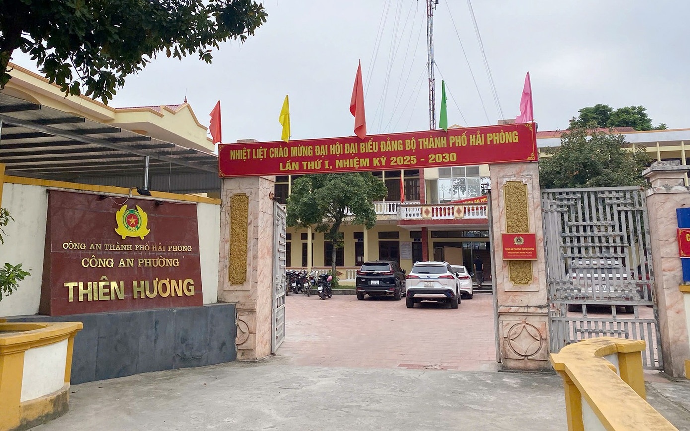 Nguoi dan ong tron vao nha van hoa o Hai Phong, cau cuu cong dong mang hinh anh