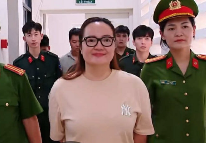'Ba trum' thuc pham chuc nang Hoang Huong doi dien muc an nao? hinh anh