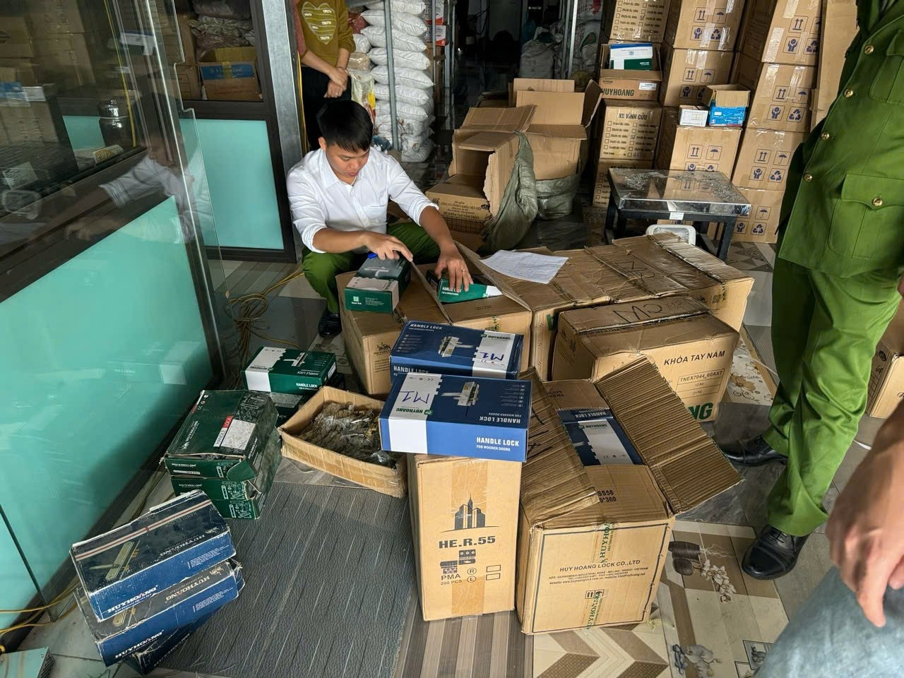 Tuyen phat bi cao buon ban khoa Huy Hoang, Viet Tiep gia hinh anh