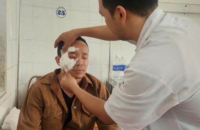 Nan nhan ke phut kinh hoang khi xe tai lao vao cho chuoi o Quang Tri hinh anh