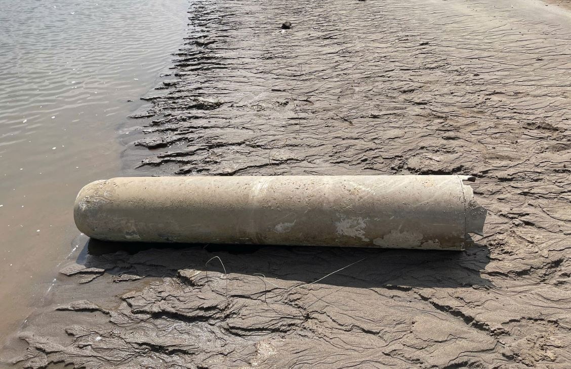 Phat hien vat the la lon bat thuong ven bo song Da hinh anh