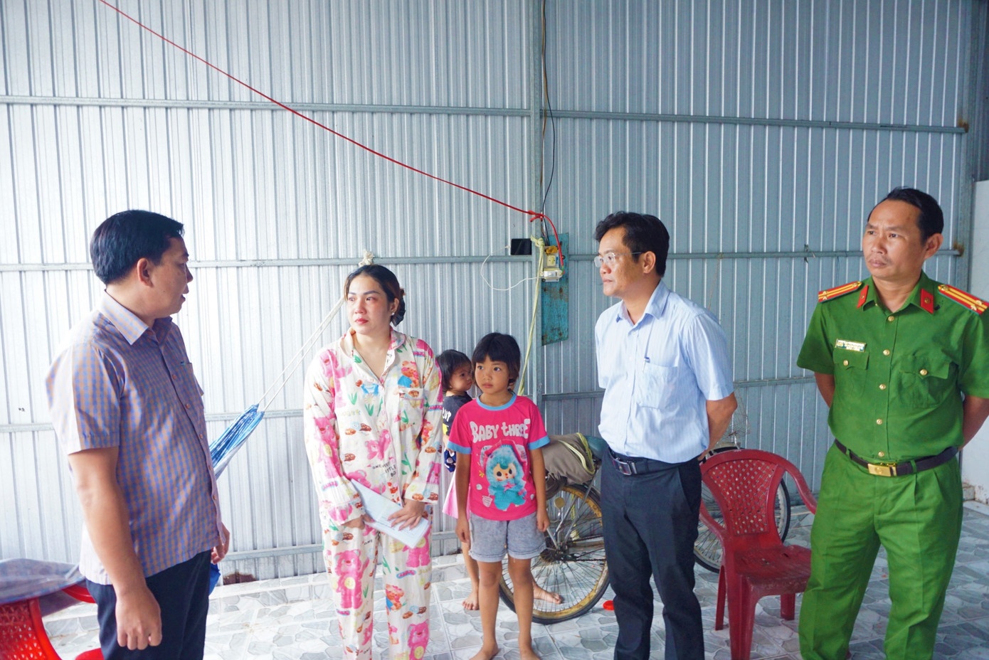 Be 5 tuoi bai liet tu vong do duoi nuoc hinh anh