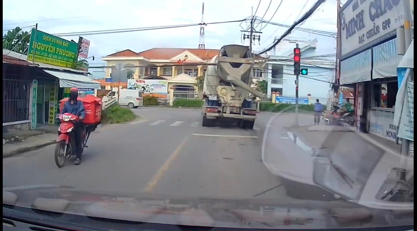 Xe bon vuot do TP.HCM anh 1