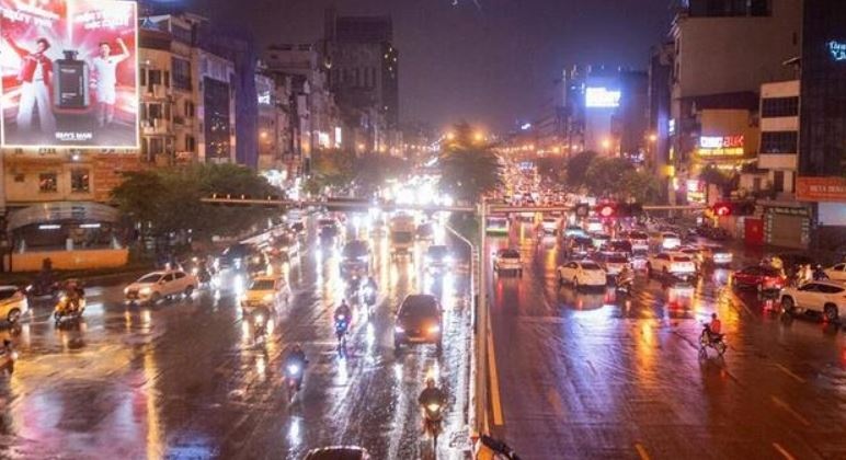 Mien Bac ngay nang 35°C, dem va sang mua dong hinh anh