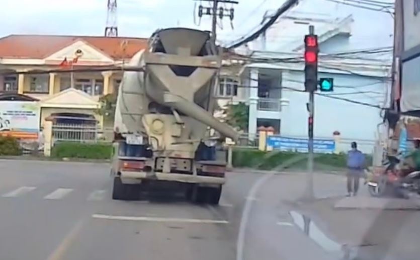 Xac minh xe bon vuot den do o Cu Chi hinh anh