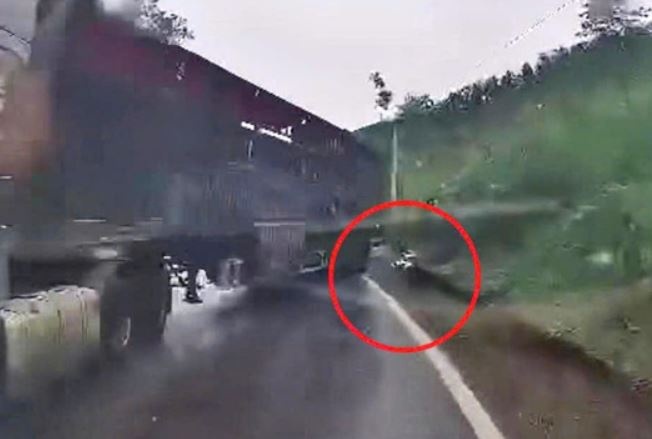 Xe dau keo om cua toc do cao, huc vang nguoi di xe may hinh anh