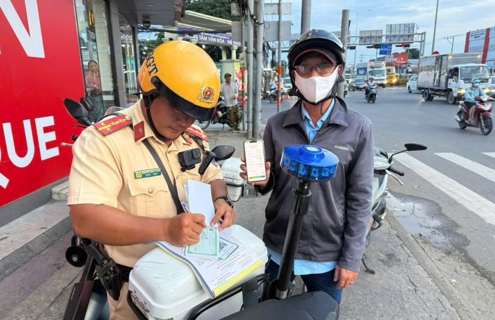 Nop phat vi pham giao thong bang quet ma QR tai cho o TP.HCM hinh anh
