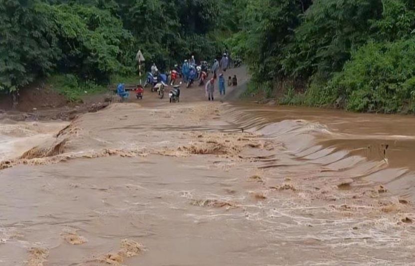 Mien nui Quang Tri mua lon khi bao Bualoi chua do bo hinh anh