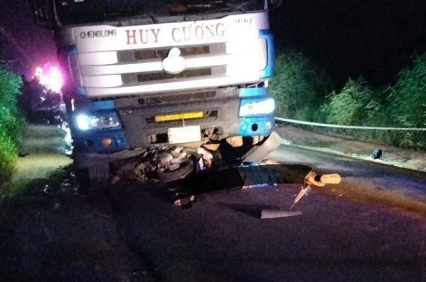 Hai vo chong tu vong duoi banh xe tai tren duong toi o TP.HCM hinh anh