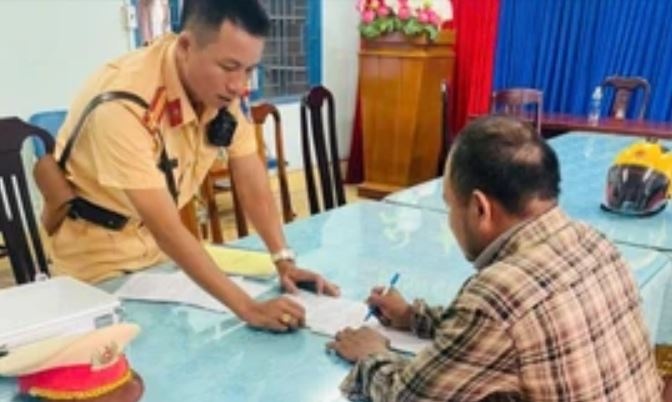 Bi xu phat di nguoc chieu, tai xe o TP.HCM khai do tin Google Maps hinh anh