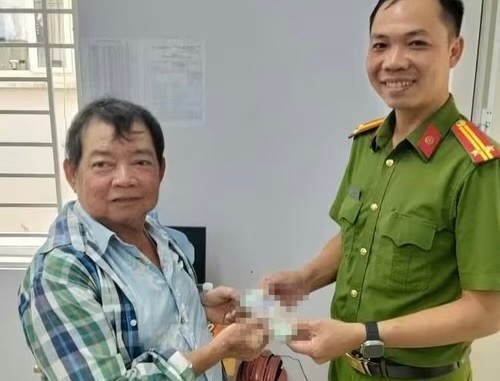 Da tim duoc nguoi roi coc tien 500.000 dong tren duong o Thu Duc hinh anh