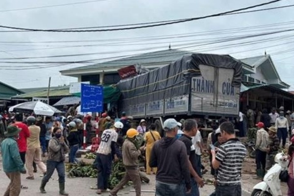 Khoi to tai xe lao xe vao cho o Lao Bao khien nhieu nguoi thuong vong hinh anh