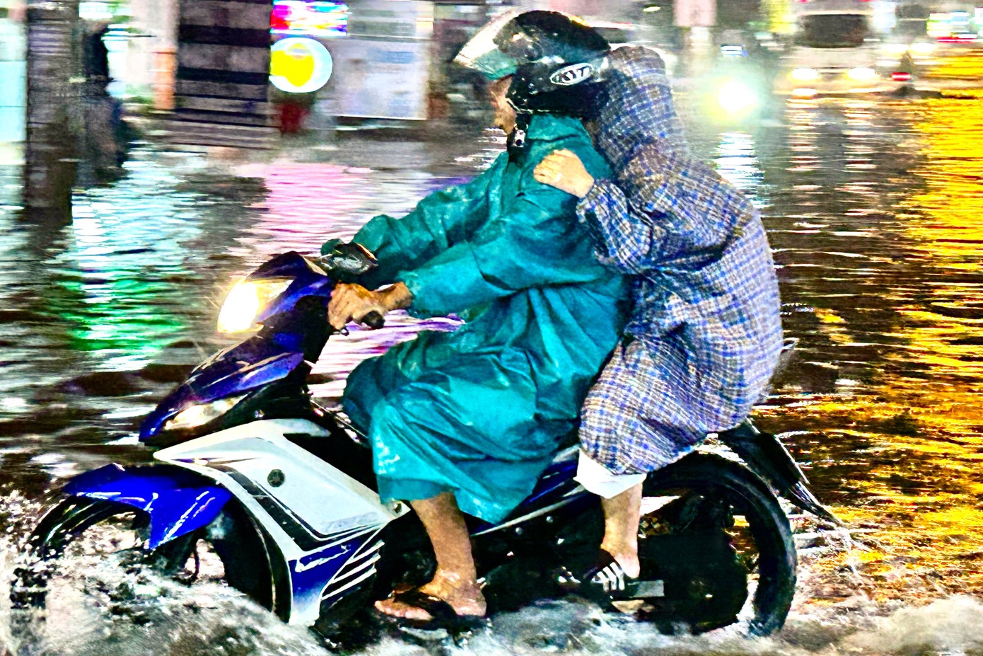 TP.HCM Sai Gon mua ngap anh 4