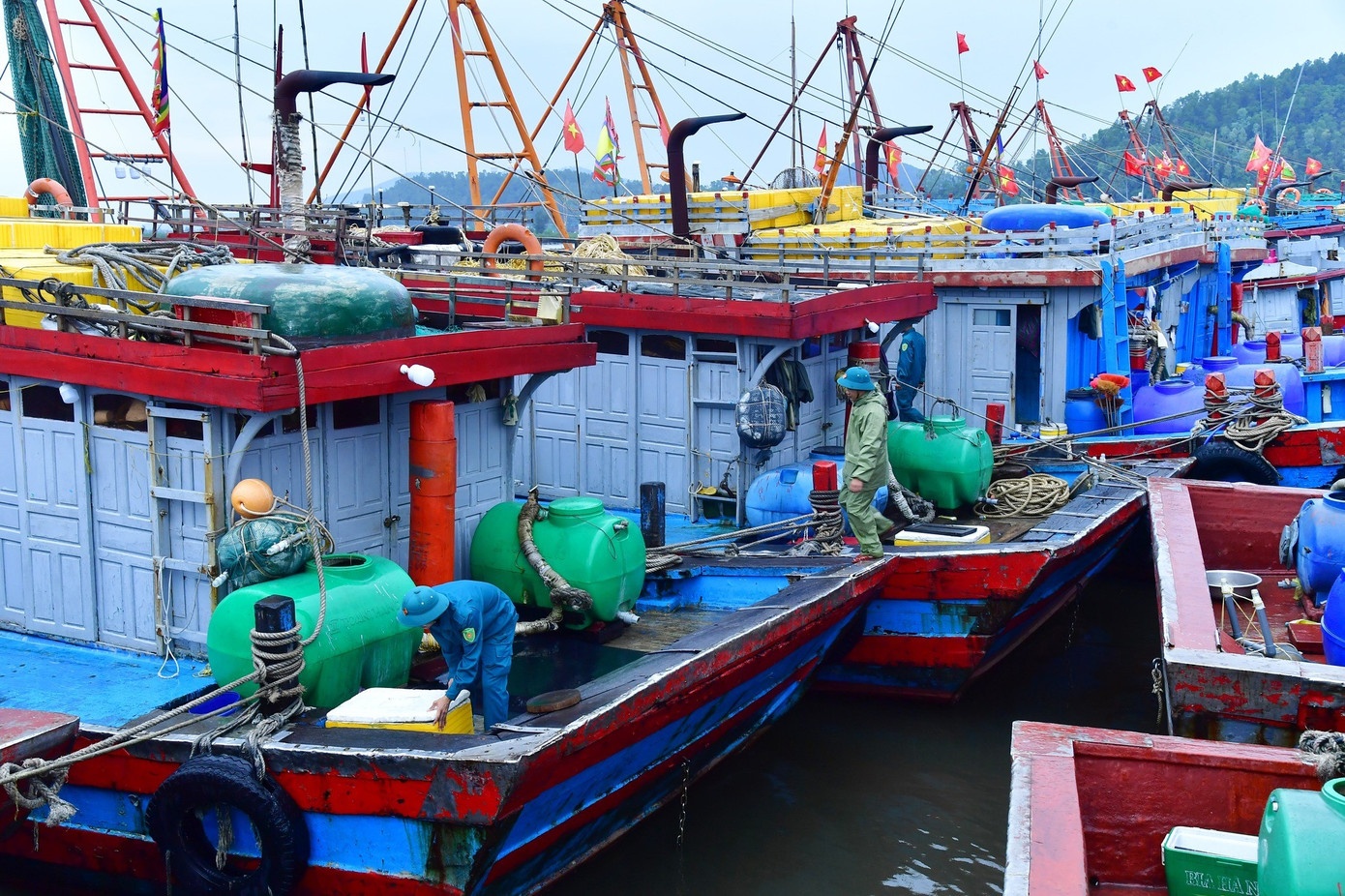 Sieu bao Ragasa Bao Bualoi anh 1