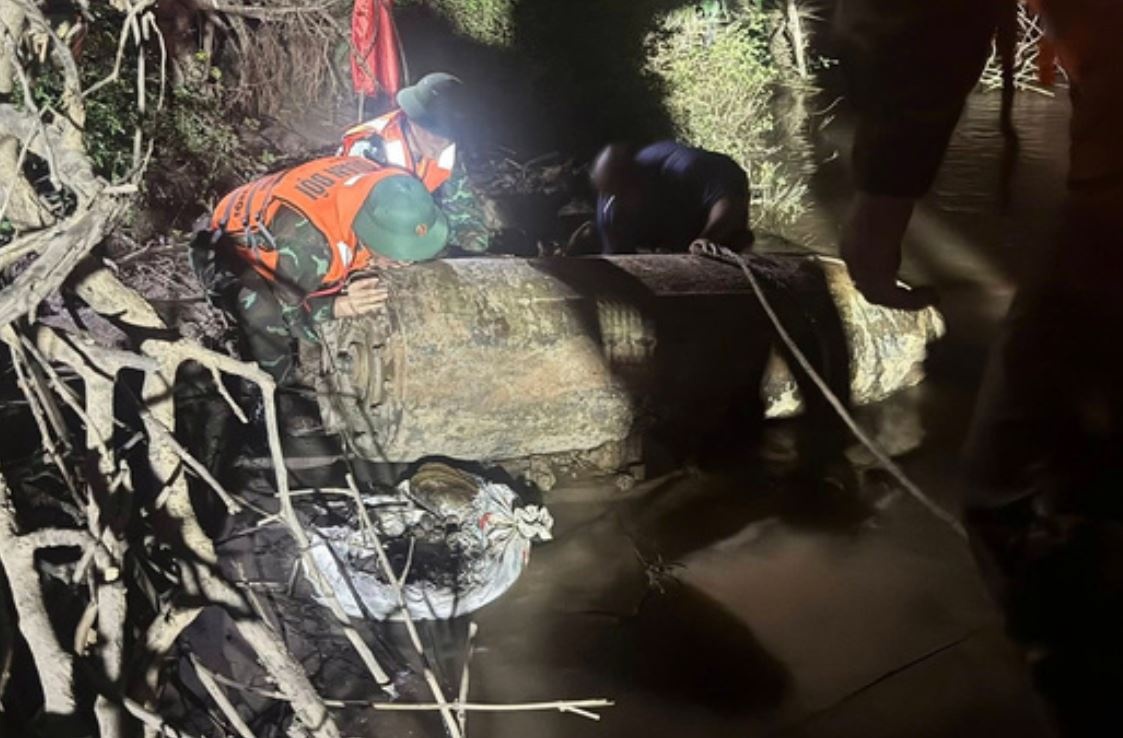 Truc vot hai qua bom hon 1,3 tan gan cau Long Bien hinh anh