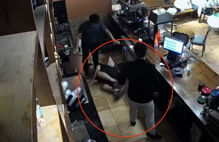 Nhan vien quan ca phe bi khach hanh hung vi nhac khong hut thuoc la hinh anh