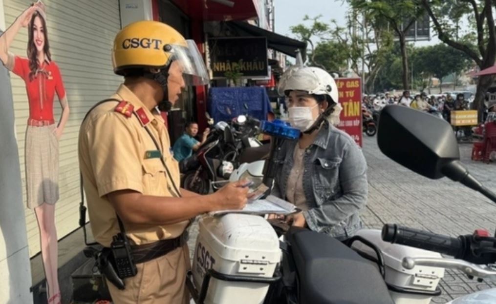 Chay xe len he, nhieu nguoi nhan muc phat 6 trieu dong o TP.HCM hinh anh