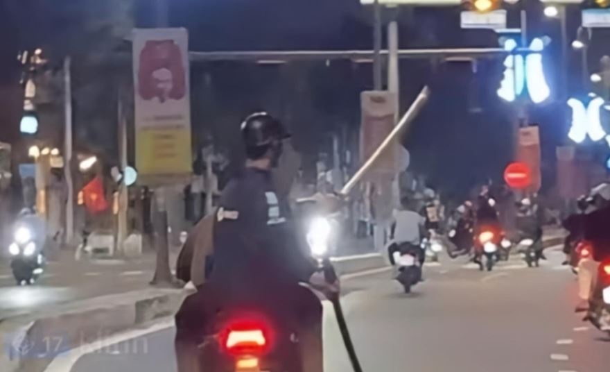 Thanh thieu nien tu tap nao loan duong pho Da Nang trong dem hinh anh