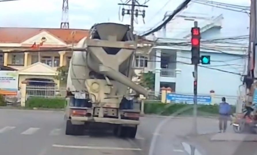 Tai xe xe bon vuot den do o TP.HCM bi phat gan 20 trieu hinh anh