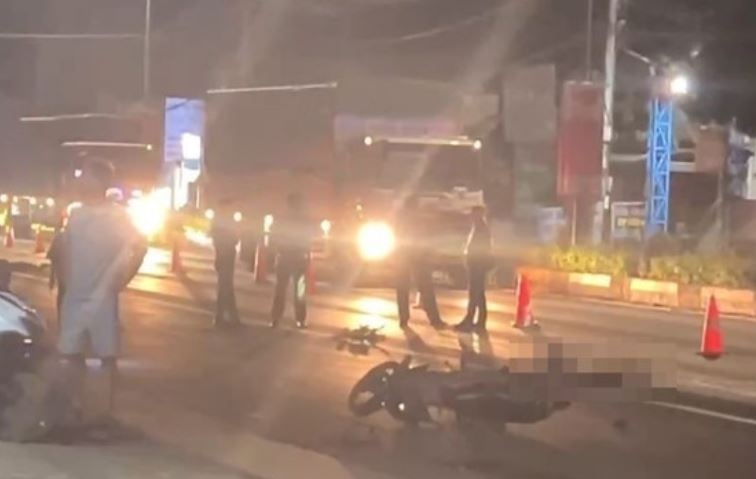 Xe giuong nam va cham xe may trong dem, mot nguoi tu vong hinh anh