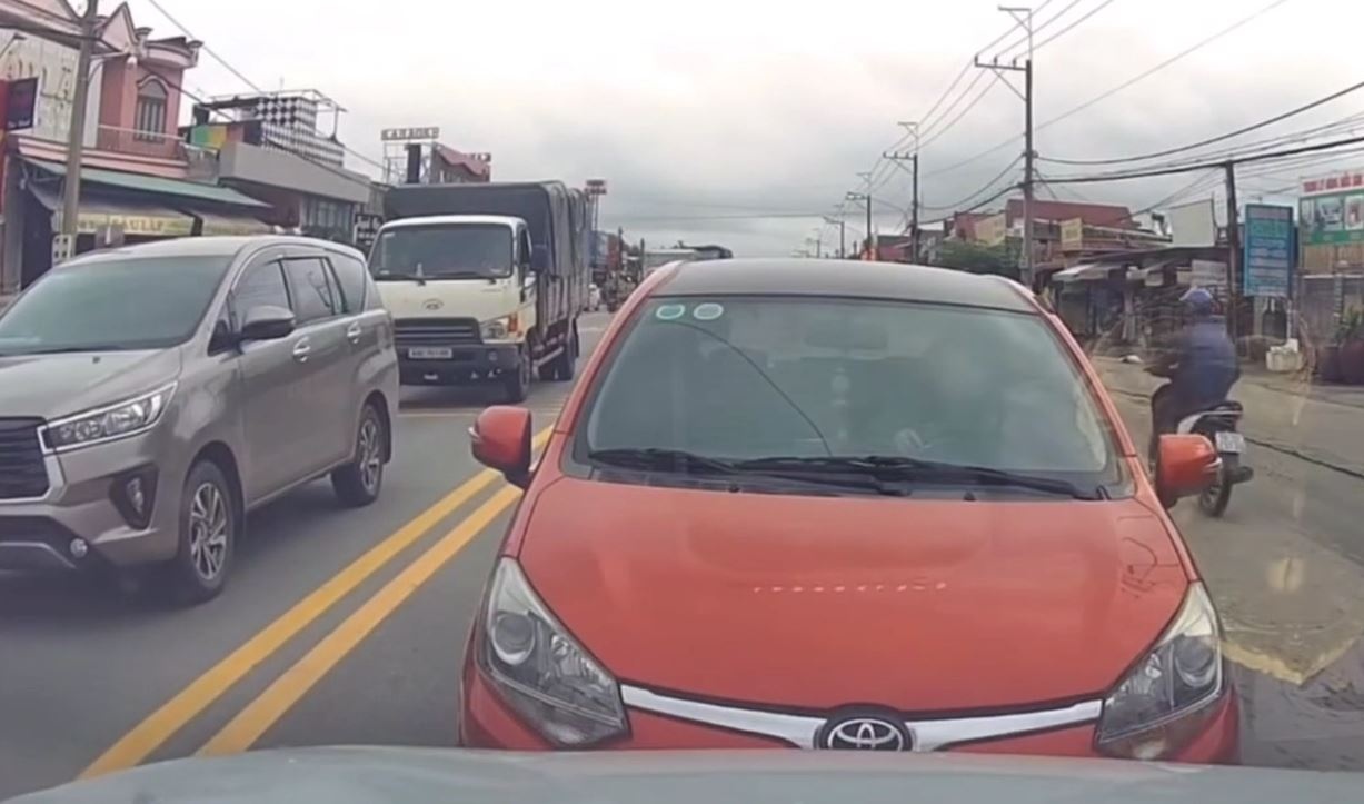 Oto di nguoc chieu, khong chiu nhuong duong o phuong Binh Duong hinh anh