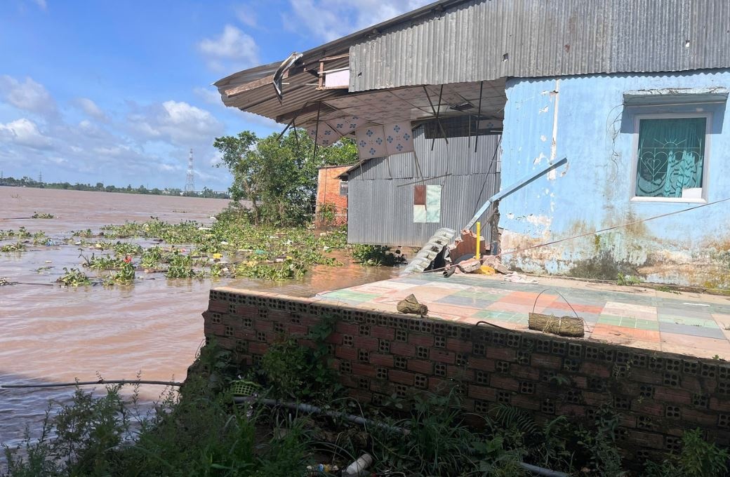 6 can nha do sup xuong song trong dem hinh anh