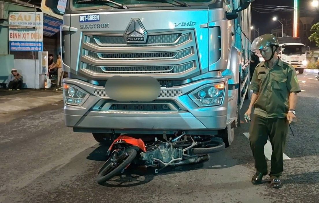 Xe tai cuon xe may vao gam, mot nguoi tu vong tai cho hinh anh